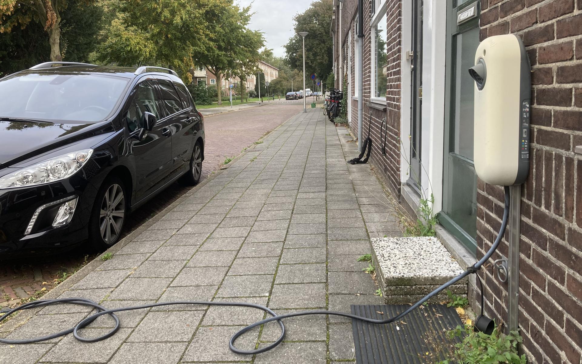 Stroomkabeltje over de stoep naar de elektrische auto mag niet